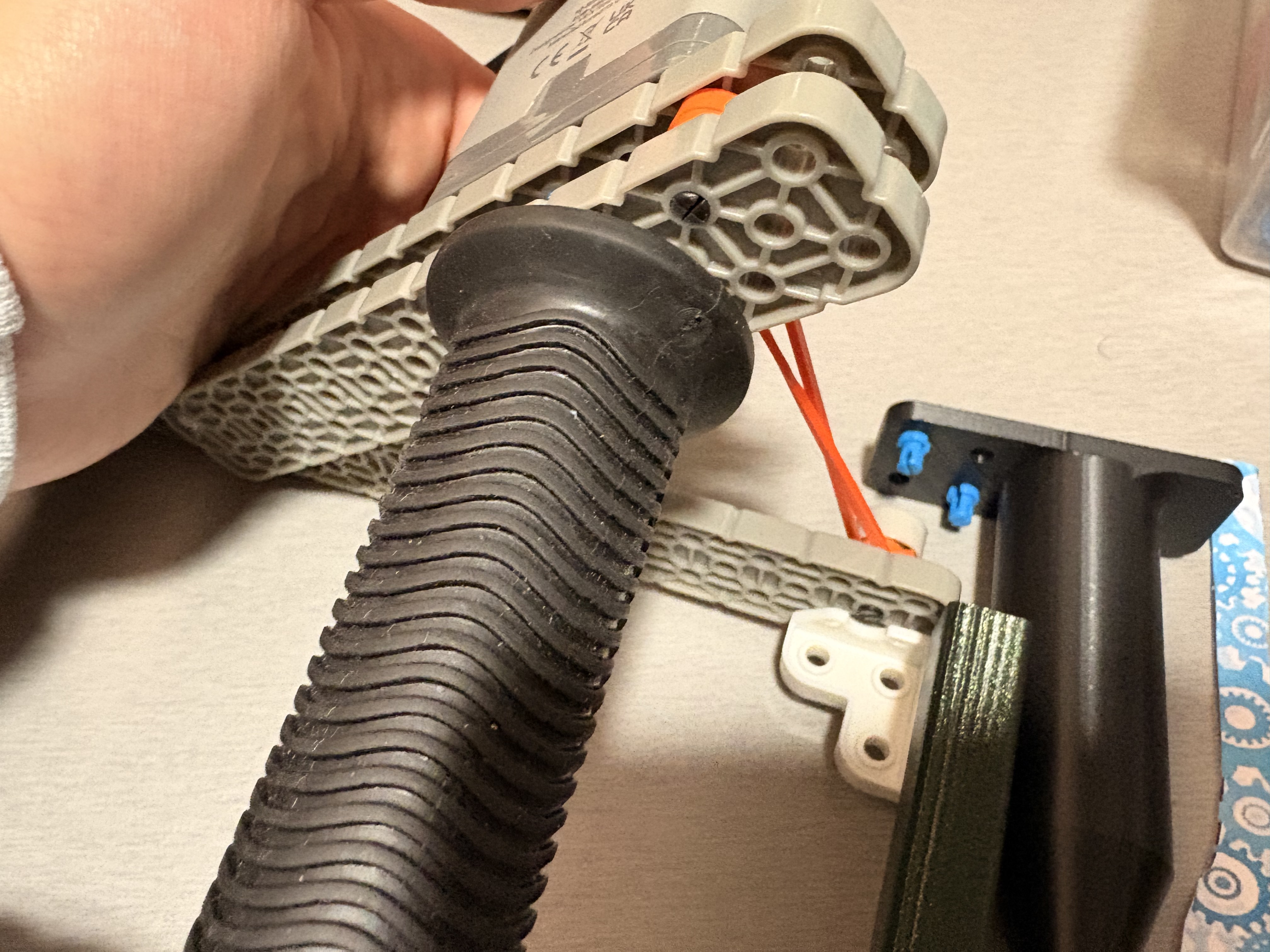 Belt tensioner with elastic band