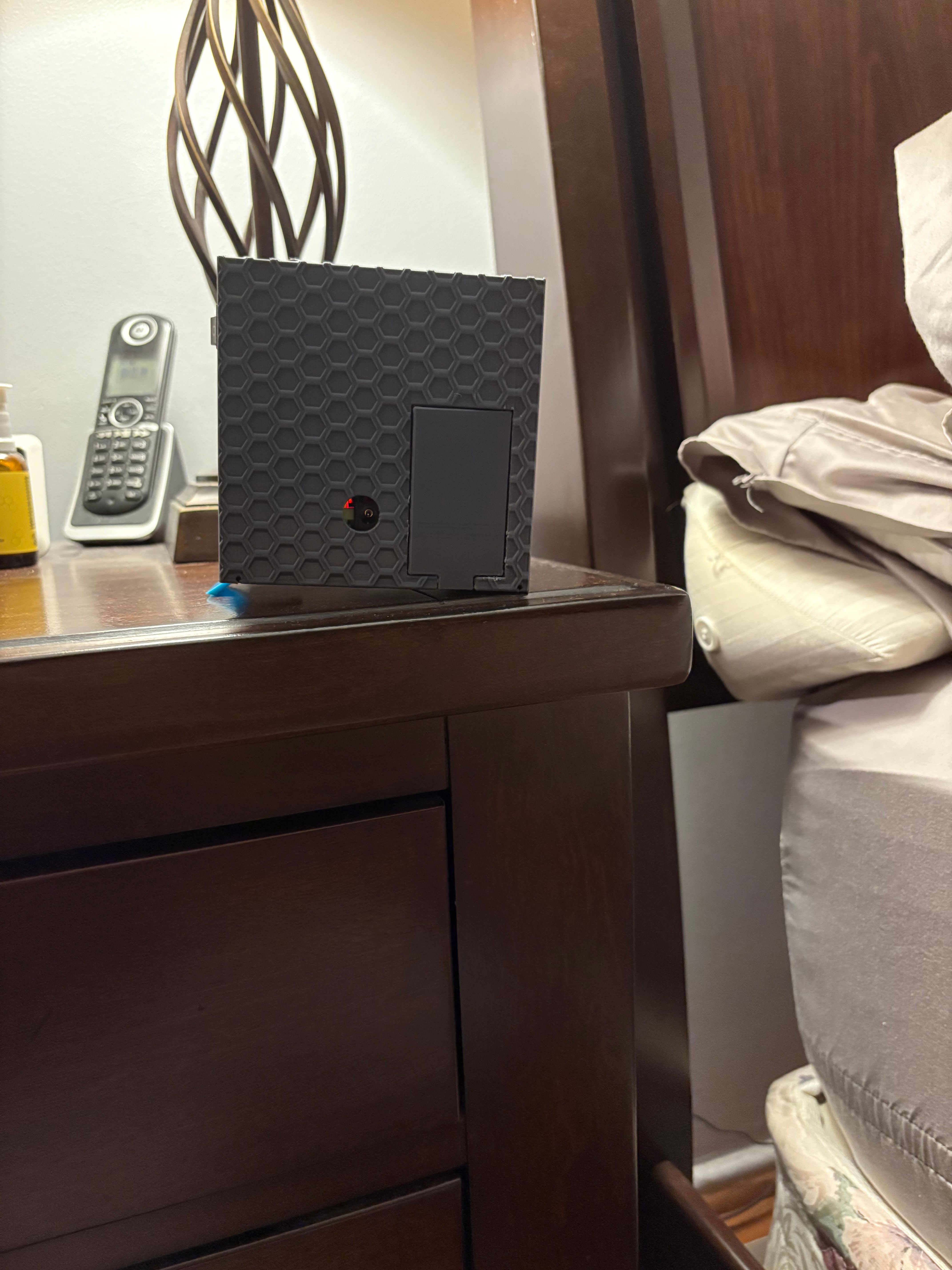 Nightstand test: downward airflow orientation for setup tuning.