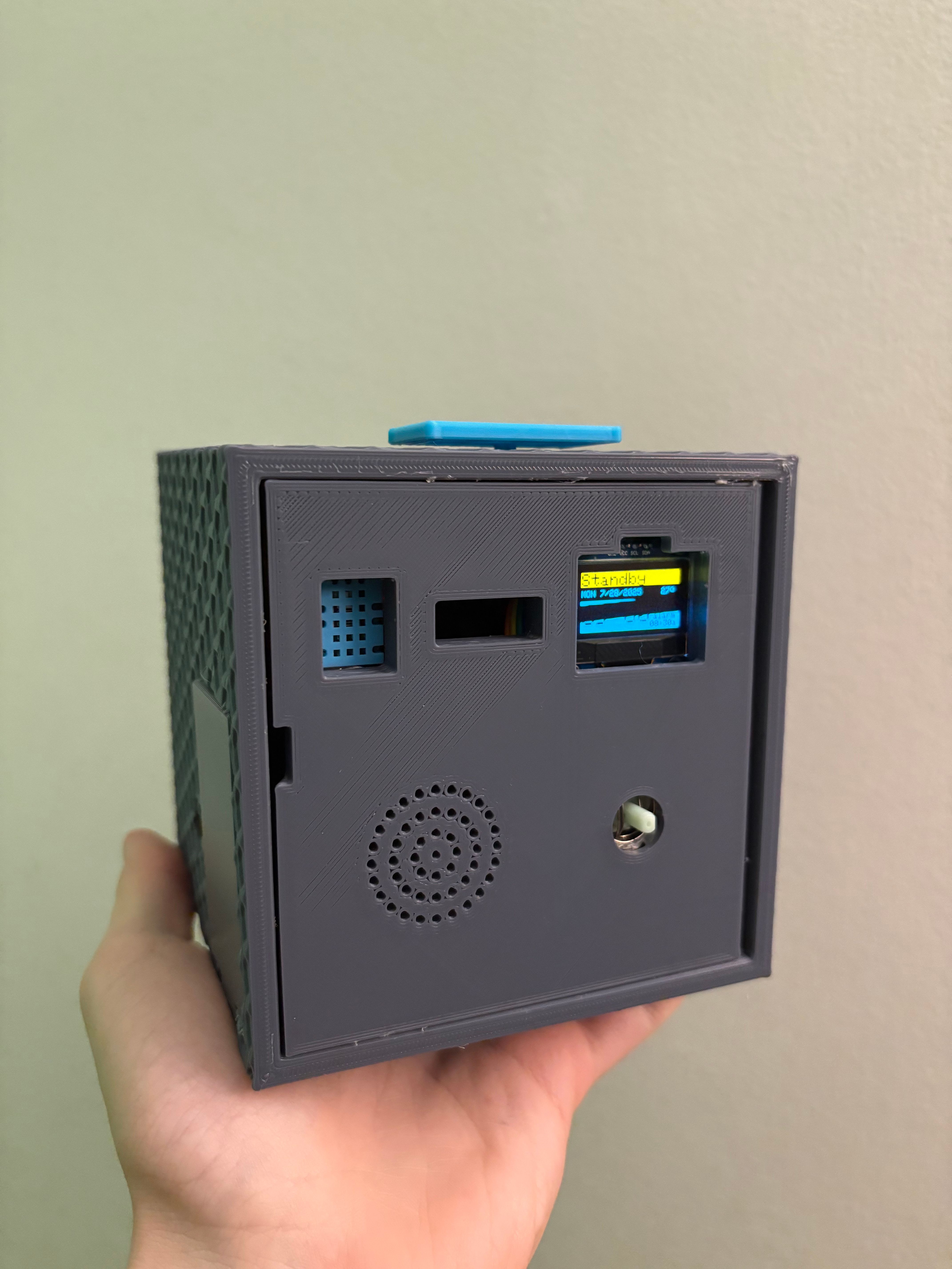 In-hand front view: form factor and interface scale.